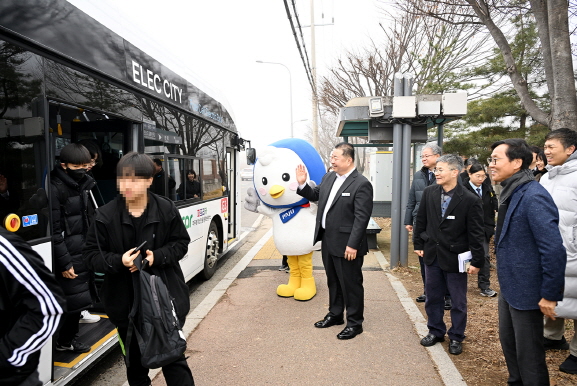 파주시는 운정~문산~금촌까지 확대 운행 중인 학생전용 통학버스인 ‘파프리카’ 운행 현장을 찾아 학생들의 통학 환경을 점검하고 등교생들을 격려했다. (사진=파주시)