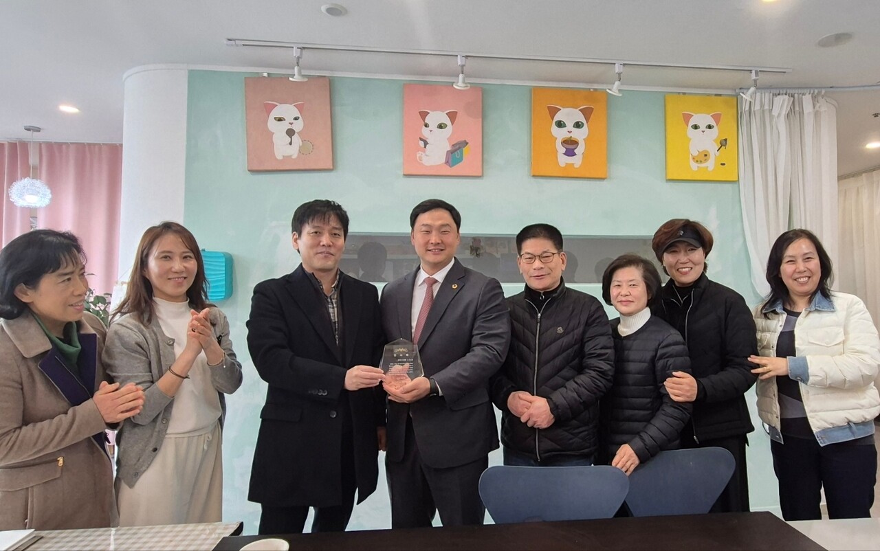 고준호 의원, 부실공사 피해 분양자 비대위서 감사패 받아 < 지방의회 < 정치 < 기사본문 - 일간경기