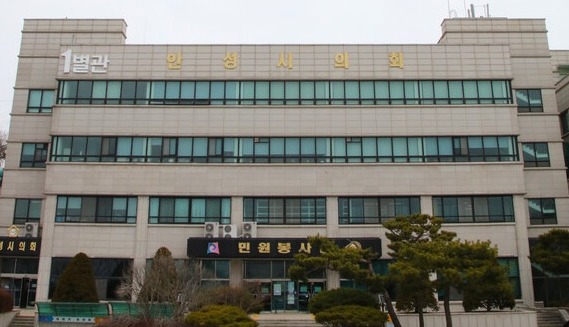 안성시의회는 3월17일 임시회에서 황윤희(더불어민주당) 의원이 대표발의한 송전선로 건설 반대 결의안을 의원 전원찬성으로 채택했다. (사진=안성시)