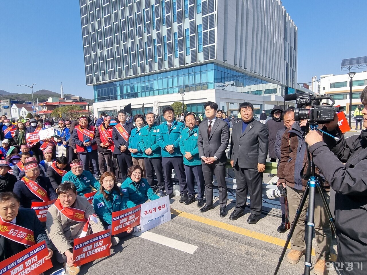 3월19일 오후 2시부터 포천체육공원에서 열린 '전투기 오폭사고 규탄 포천시민 총궐기대회'에는 14개 읍면동에서 모인 1000여 명의 시민들이 참석했다. (사진=김순철 기자)