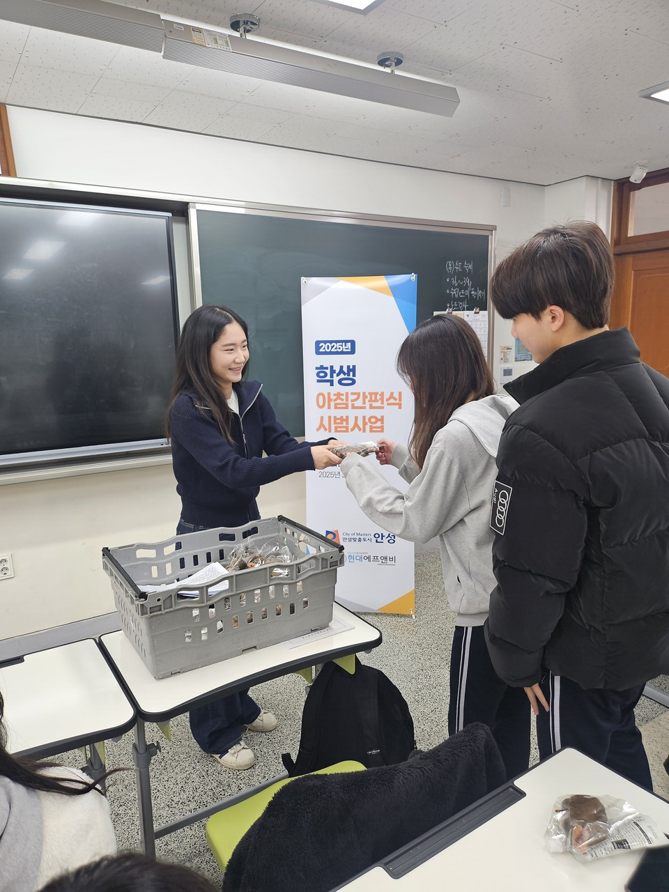 안성시가 청소년들의 건강한 식습관 형성을 위해 실시하는 '학생 아침간편식' 사업이 큰 호응을 얻고 있다. 올해 참여 학교가 11개교로 확대되면서 4399명의 학생들이 무료로 아침 간편식을 즐기게 됐다. (사진=안성시)