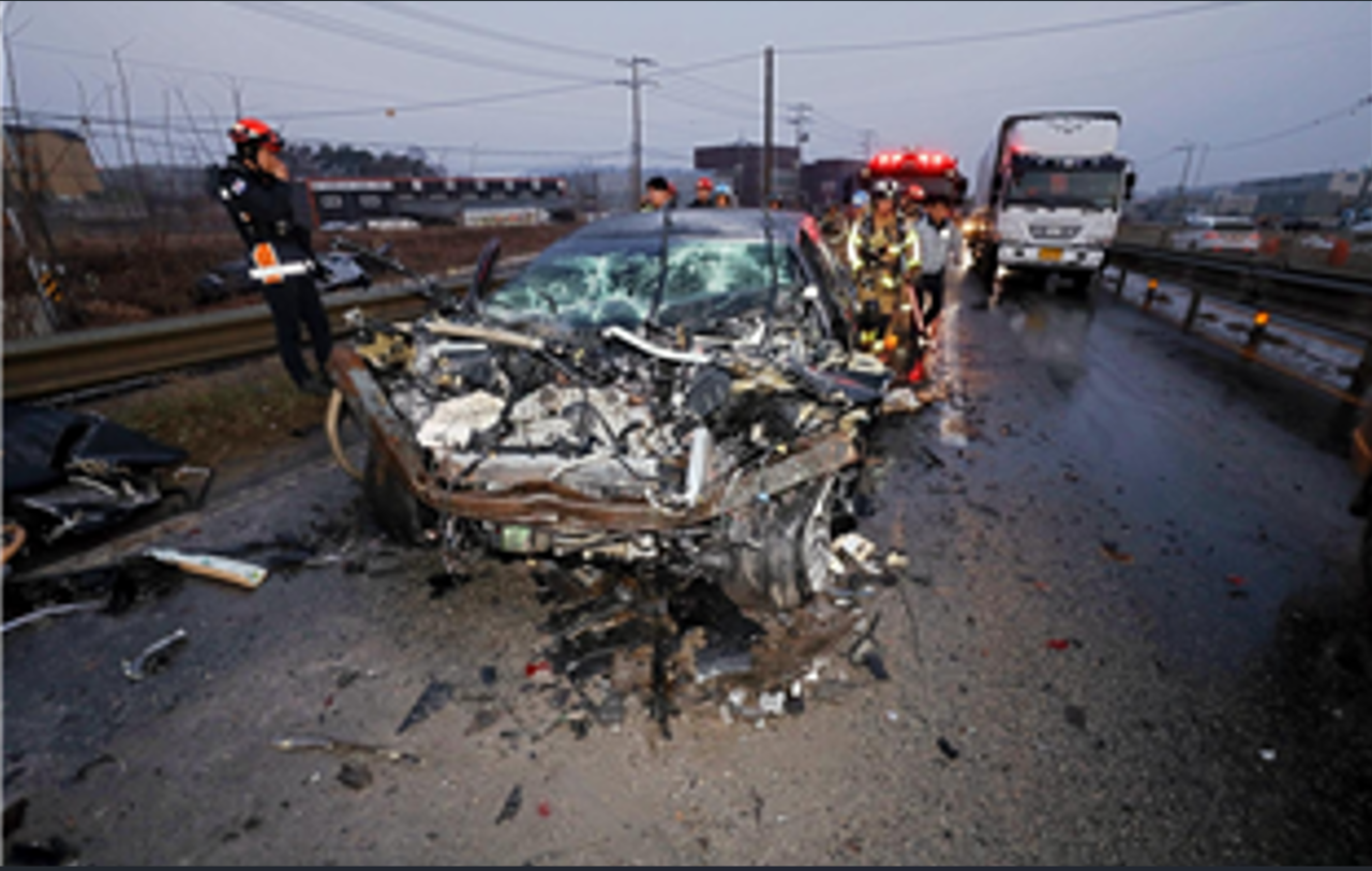 3월21일 오전 6시께 평택시 청북읍 고렴리 인근 안중방향 39번 국도에서 승용차와 덤프트럭이 추돌해 운전자 1명이 사망했다.(사진=경기도소방재난본부)