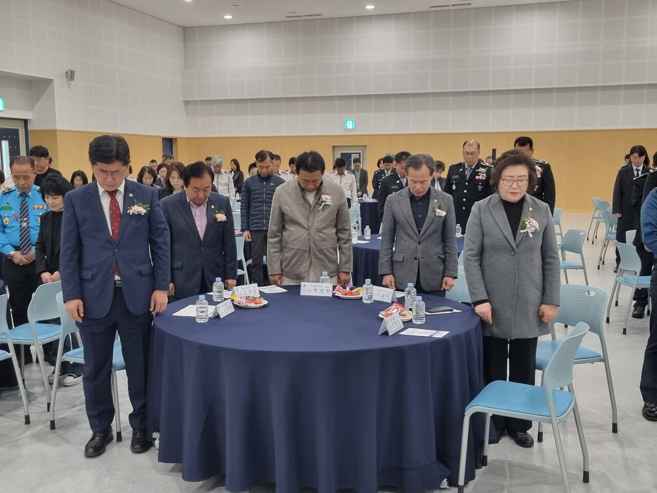 백영현 시장 및 시의회 의원들이 순국선열에 대한 묵념을 하고 있다.(사진=김순철 기자)