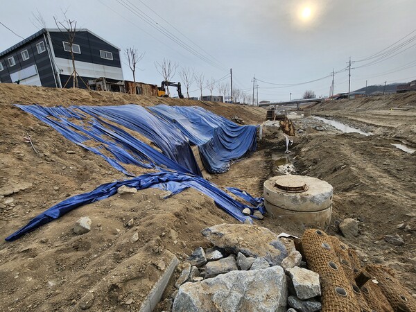 안성시에서 진행 중인 금석천2 생태복원사업과 도시 바람길 조성사업이 부실한 공사 관리로 논란이 되고 있다. (사진=이국진 기자)