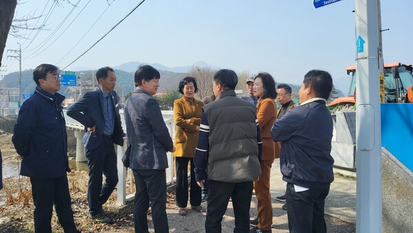이혜원 도의원과 박명숙 도의원이 3월21일 경기도 도로정책과, 양평군 도로과, 단월면사무소 관계자 등이 참석한 가운데 단월면 덕수리 향소교 일대를 찾아 교통 정체 실태를 점검하고 있다.(사진=경기도의회)