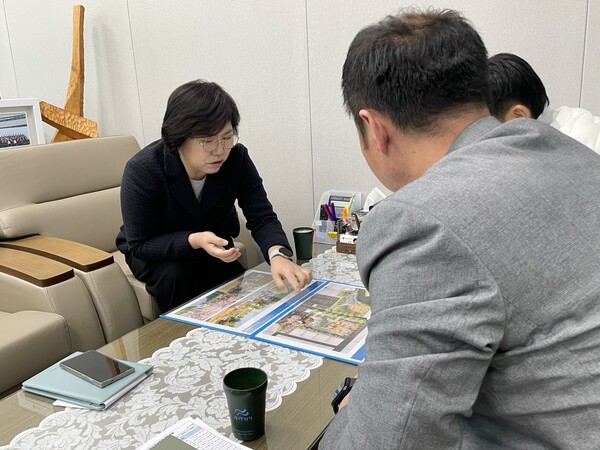 이애형 경기도의회 교육행정위원회 위원장이 3월21일 경기도의회에서 권선구 공원녹지과 관계공무원들과 함께 수원시 권선구 소재한 한주어린이공원 시설 재정비 사업과 관련해 논의를 하고 있다.(사진=경기도의회)