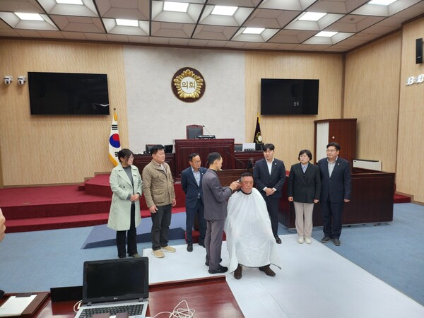안정열 안성시의회 의장이 3월24일 안성시의회에서 삭발식을 거행하고 있다. (사진=이국진 기자)