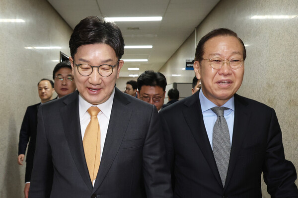 국민의힘 권영세 비상대책위원장과 권성동 원내대표(왼쪽)가 3월24일 서울 여의도 국회에서 한덕수 국무총리 탄핵 기각과 관련한 기자회견을 마친 뒤 이동하고 있다. (사진=연합뉴스)