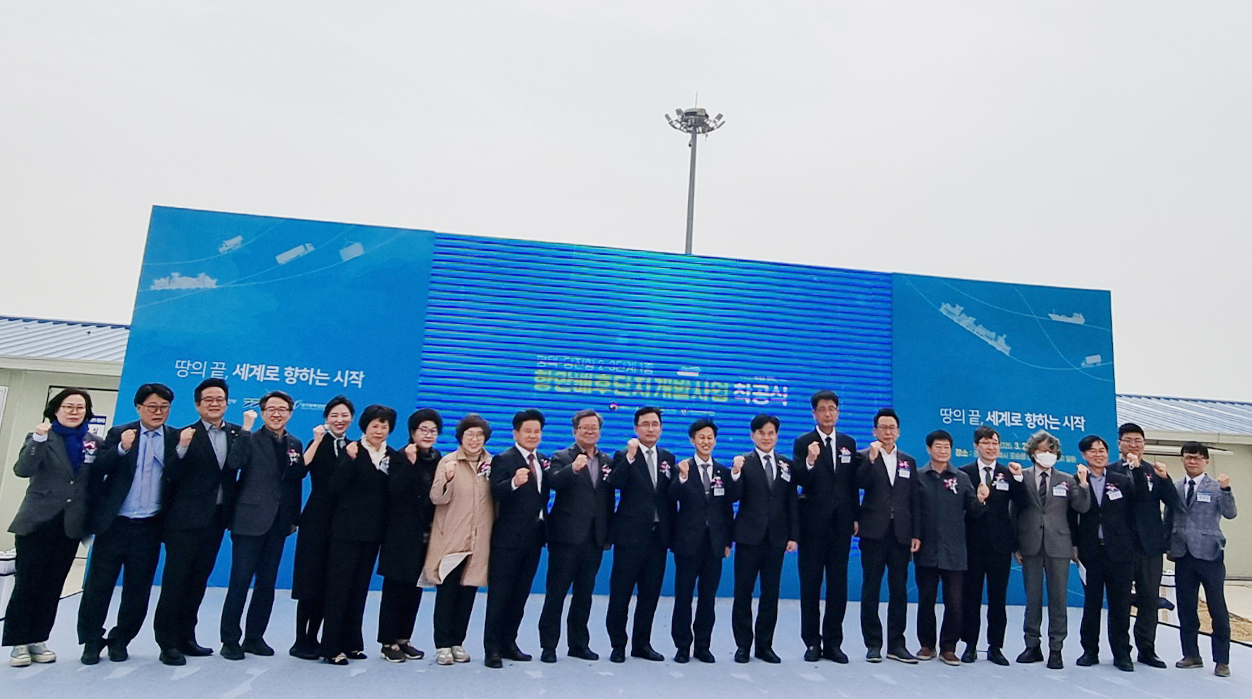 경기평택항만공사가 25일 평택시 포승읍 배후단지에서 김기범 경기도 철도항만물류국장, 송명달 해양수산부 차관, 이병진 국회의원, 정윤경 경기도의회 부의장, 임종철 평택부시장, 강정구 평택시 시의회 의장, 김석구 경기평택항만공사 사장 등이 참석한 가운데 2027년 준공을 목표로 평택항 항만배후단지 2-3단계(1종) 착공식을 진행했다.(사진=경기도) 