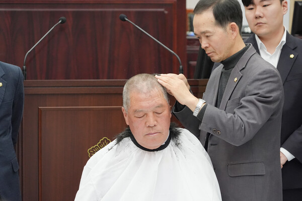 안성시의회는 345kV 초고압 송전선로 3개 노선 건설사업에 대해 강력 반대 입장을 밝히며 전면적인 저지 투쟁에 나섰다. 삭발식하는 안정열 의장. (사진=안성시의회)