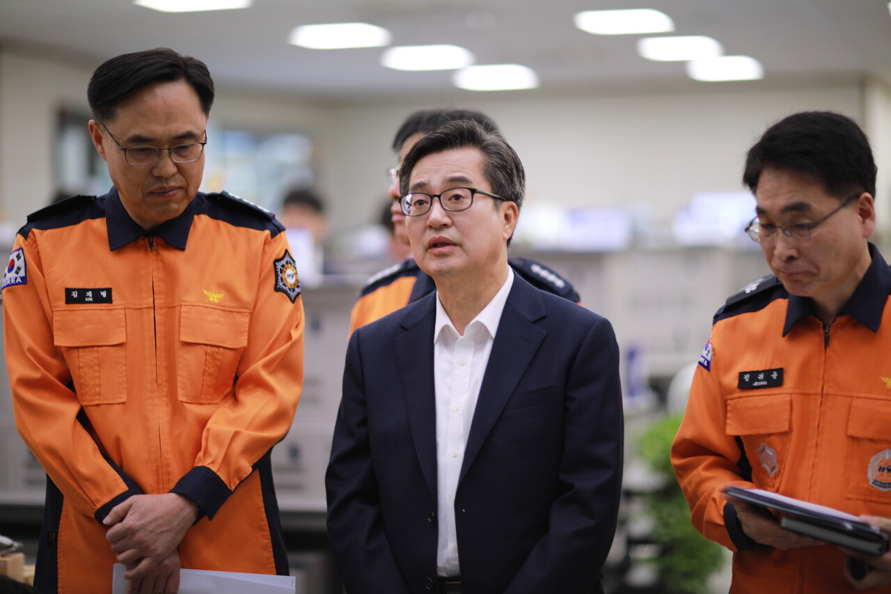 김동연 경기도지사는 3월26일 오전 8시 30분경 경기도 소방재난본부 상황실을 찾아 경기도의 산불 예방 상황과, 경북지역 산불진화 상황을 점검하고 소방대원들을 격려했다. (사진=경기도)