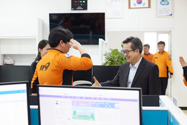 김동연 경기도지사가 3월27일 의성 산불현장에서 진화작업을 마치고 돌아온 용인서부소방서 대원들을 만나 격려했다. (사진=경기도)