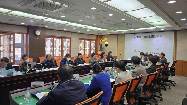 가평군은 최근 전국적으로 확산되고있는 대형산불과 관련해 화재 예방 및 대응 강화를 위한 긴급 점검회의를 개최했다. (사진=가평군)