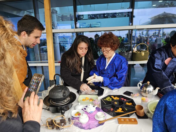 인천시가 크루즈 승객들을 대상으로 홍보와 체험관 운영 등 다양한 환영행사를 준비하고 있다.(사진=인천시)
