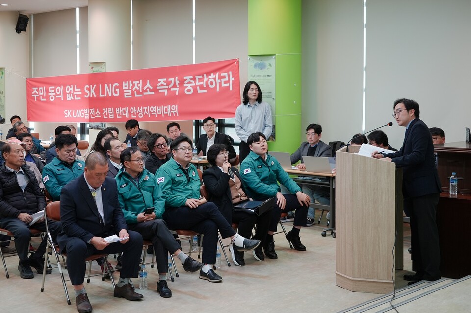 안성시의회가 3월27일 고삼농협 2층 회의실에서 진행된 용인 반도체 클러스터 일반산업단지 내 집단에너지 환경영향평가서 및 기후변화영향평가서(초안) 관련 주민설명회에 참석했다. (사진=안성시의회)