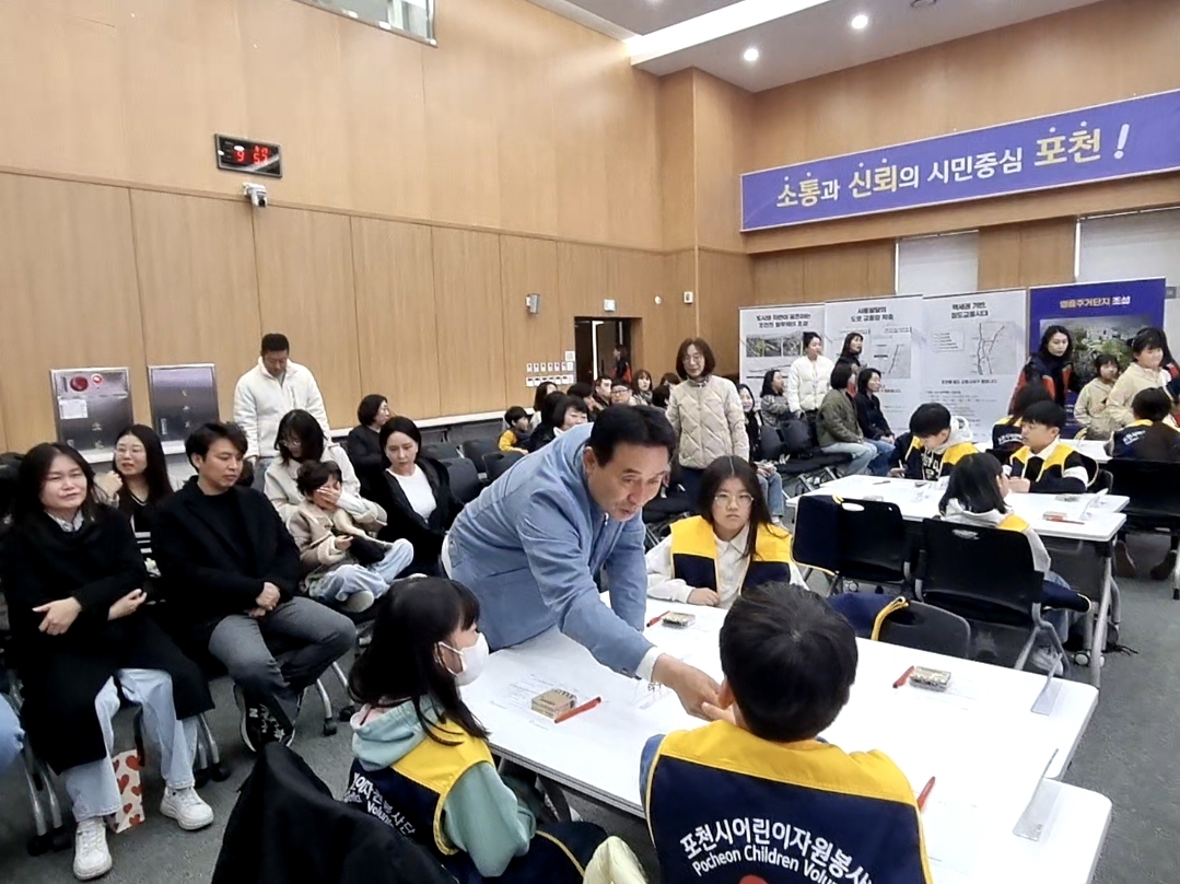 백영현 시장은 어린이 자원봉사단을 응원하며 글로벌 인재가 될 수 있도록 교육 부분 집중 강화를 강조하였다.(사진=김순철 기자)