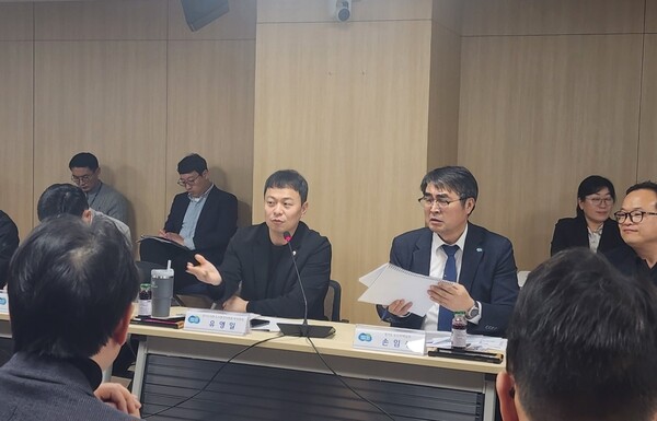 유영일 경기도의회 도시환경위원회 부위원장은 3월27일 ‘제로에너지건축물 아파트 표준모델 개발협의체’ 첫 회의에 참석해, 제로에너지 아파트 실현을 위한 기술 개발  및 제도 개선 방안을 논의했다.(사진=경기도의회)