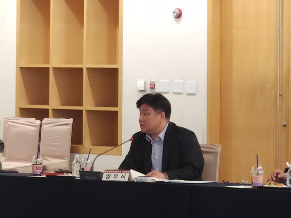 양우식 경기도의회 의원이 3월27일 인천에서 열린 대한민국 시도의회 운영위원장협의회 제11대 전반기 제6차 정기회의에서 대표발의하고 있다. (사진=경기도의회)