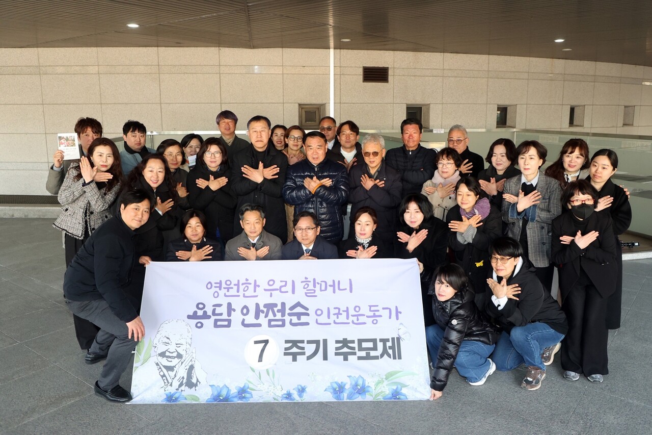 수원특례시의회 이재식 의장은 3월30일 수원시 연화장 추모의 집에서 열린 용담 안점순 7주기 추모제에 참석해 고인을 기렸다. (사진=수원시의회)