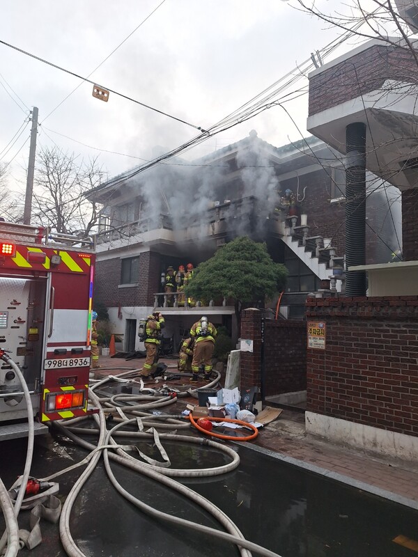 3월31일 오전 6시 19분께 수원시 영통구 매탄동의 한 주택에서 화재가 발생했다. (사진=경기도소방재난본부)