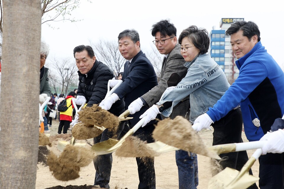 수원특례시의회 김정렬 부의장은 4월2일 식목일을 기념해 서호꽃뫼공원에서 열린 제80회 식목일 기념 나무심기 행사에 참여했다. (사진=수원시의회)