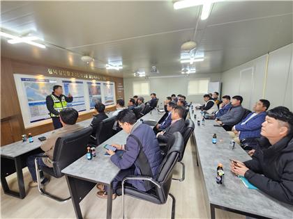 경기평택항만공사는 2일 평택·당진항 2-3단계 1종 항만배후단지 건설공사에 대한 지역건설산업 활성화를 위한 간담회를 열고 지역건설산업체의 애로사항과 지역경제활성화 방안을 논의했다.(사진=경기평택항만공사)