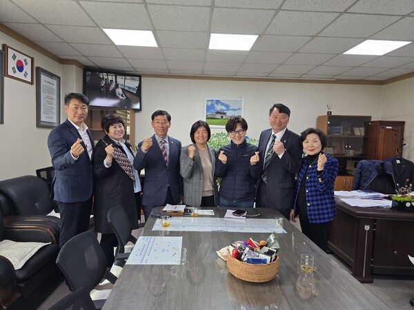 수원특례시의회 장정희 기획경제위원장과 윤명옥 부위원장은 4월3일 안순근 수원시새마을회장을 비롯한 새마을회원 단체장들과 간담회를 개최하였다. (사진=수원시의회)