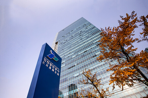 인천항만공사(IPA)는 4월7일 인천대학교와 ‘해운 항만물류 전문 인력 양성 컨소시엄 협약’을 체결했다. (사진=IPA)