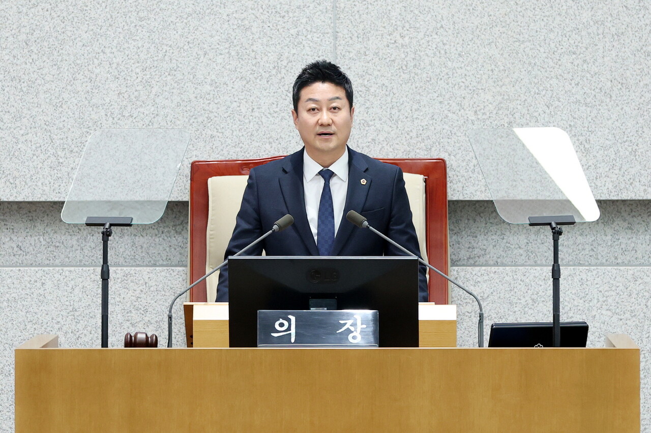 김진경 의장이 8일 열린 제383회 임시회에서 개회사를 통해 대한민국 치유와 회복의 여정 속 민생을 향한 경기도의회의 흔들림 없는 역할을 하겠다고 말했다.(사진=경기도의회)