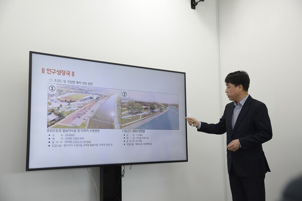 4월8일 최종기 포천시 인구성장국장이 정례브리핑을 진행하고 있다. (사진=포천시)