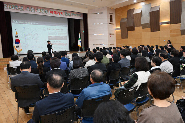 4월8일 열린 ‘미래가치 공유플러스+의 날’ 행사에서 의정부시 버스정책과 임성민 버스정책팀장이 ‘의정부 버스, 도시의 흐름을 바꾸다’를 주제로 버스 정책 비전을 설명하고 있다. (사진=의정부시)