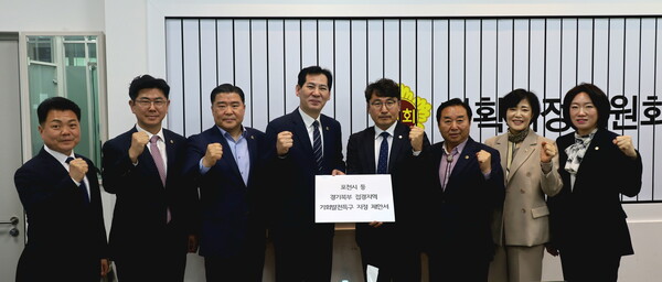 경기북부 도의원 협의회 이영봉 회장이 8일 포천시 등 경기북부 접경지역 기회발전특구 지정 촉구 제안서를 경기도의회 기획재정위원회에 전달하고 있다.(사진=경기도의회)