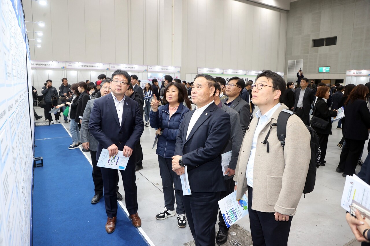 수원시의회 이재식 의장이 4월9일 수원컨벤션센터 전시홀에서 개최된 2025 세대별 역량맞춤 수원 일자리박람회에 참석해 구직자들을 응원하고 행사 관계자들을 격려했다. (사진=수원시의회)