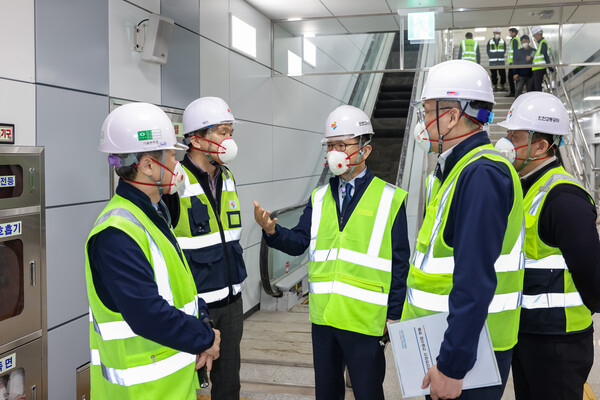인천교통공사 최정규 사장이 검단연장선 영업시 운전에 앞서 현장을 점검하고 있다. (사진=교통공사)