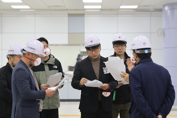 더불어민주당 모경종 국회의원(인천 서구병)은 지난 12일 인천1호선 검단연장 구간 영업시운전이 시작되는 첫날을 맞아 현장을 방문, 진행 상황을 점검했다.(사진=모경종 의원실)