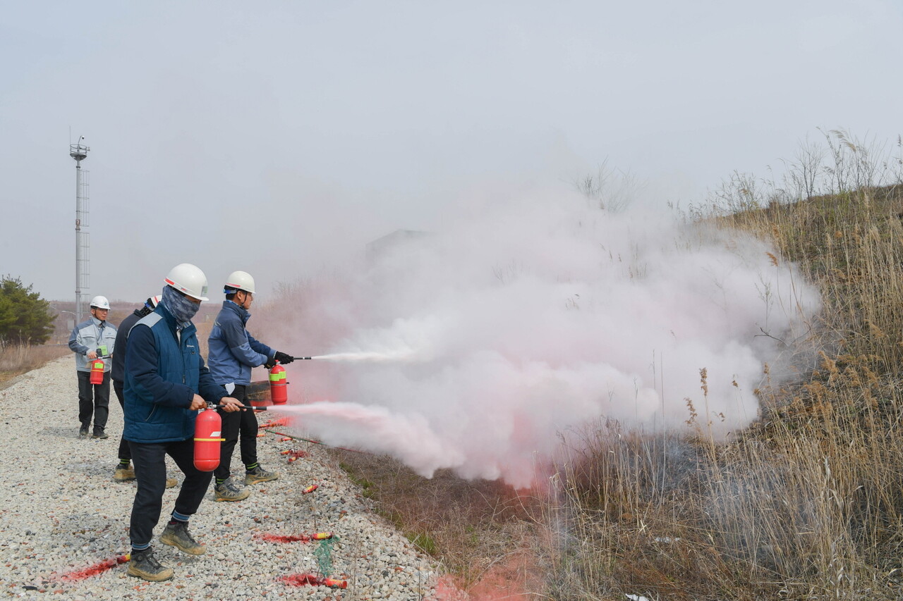  수도권매립지관리공사가 4월16일 제3매립장 북측 제방 일대에서 현장 대응능력을 높이기 위해 대형 화재를 가정한 재난 대응 합동 소방 훈련을 실시했다. (사진=수도권매립지공사)