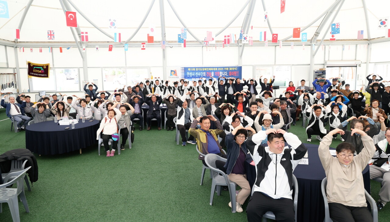 안성시는 4월18일 봉남게이트볼장에서 선수와 보호자 등 100여 명이 참석한 가운데 경기도장애인체육대회 출정식을 갖고 필승을 다짐했다. (사진=안성시)