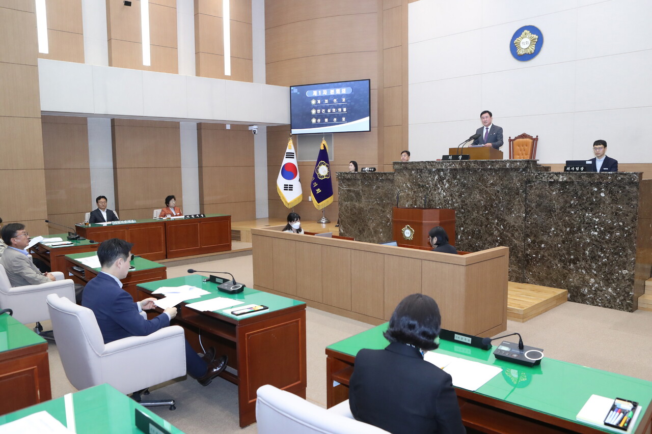 이천시의회가 4월18일 제253회 임시회를 개회하고 조례안과 동의안 등 다양한 안건에 대한 심의에 들어갔다. (사진=이천시의회)