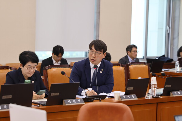 더불어민주당 모경종 의원(인천서구(병))은 지난 24일 열린 행정안전위원회 전체 회의에서 고기동 행정안전부 장관 직무대행을 상대로 인천시 행정 체제 개편에 따른 예산을 중앙정부가 지원해야 한다고 강력히 촉구했다.(사진=모경종 의원실)