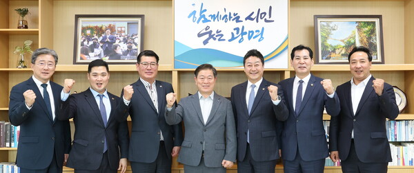 경기도의회 김진경 의장과 의정정책추진단은 25일 광명시청에서 ‘지역현안 정책 정담회’를 갖고 광명시의 주요 정책 현안과 경기도의회 차원의 지원방안을 협의했다. (사진=경기도의회)