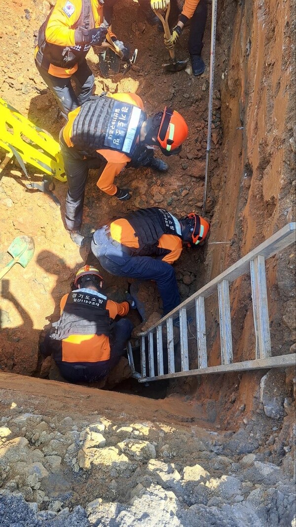 4월26일 낮 12시 21분께 고양시 일산동구 풍동에 위치한 도로 공사 현장에서 매몰 사고가 발생했다. 사진은 구조 현장. (사진=일산소방서)