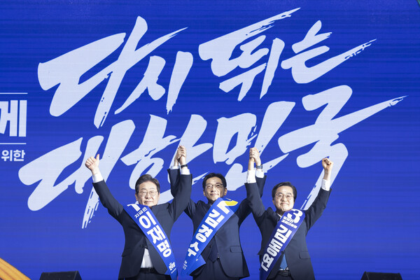 4월26일 광주 서구 김대중컨벤션센터에서 '더불어민주당 제21대 대통령선거 예비후보자 선출을 위한 호남권 합동연설회 및 경선'에서 이재명, 김경수, 김동연 예비후보들이 함께 기념사진 촬영에 임하고 있다. (사진=김동연 예비후보 캠프)