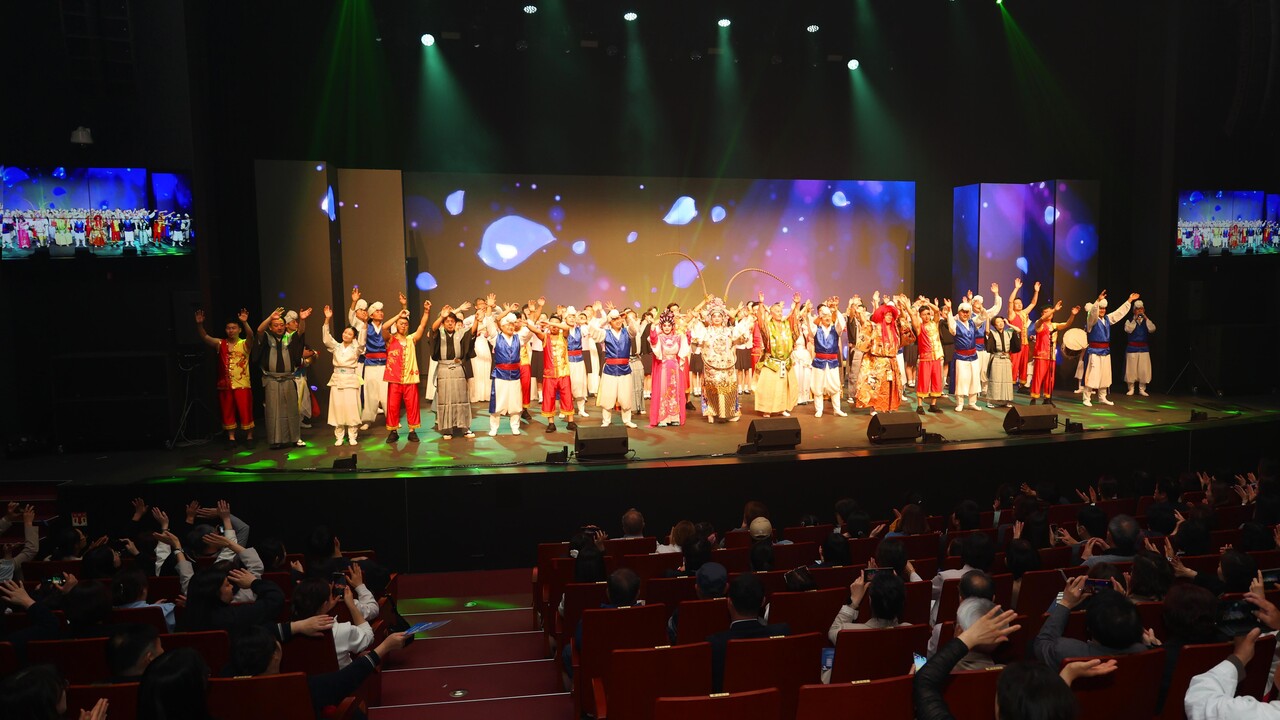 안성시가 4월25일 '2025 동아시아문화도시' 개막을 알리는 화려한 막을 올렸다. 이날 행사에는 중국 후저우시, 마카오특별행정구, 일본 가마쿠라시 대표단이 참석해 문화 교류의 새로운 장을 열었다. (사진=안성시)