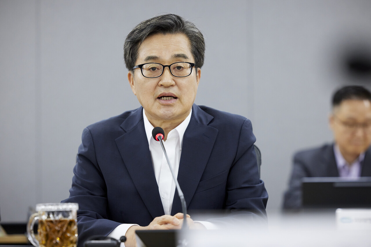 김동연 경기도지사가 도지사 업무복귀 첫 공식 일정으로 긴급 간부회의를 열고 민생추경안의 6월 정례회 처리, 관세위기·기후위기 대응, 안전사고 예방 등 주요 도정에 대한 차질 없는 추진과 마무리를 당부했다. (사진=경기도)