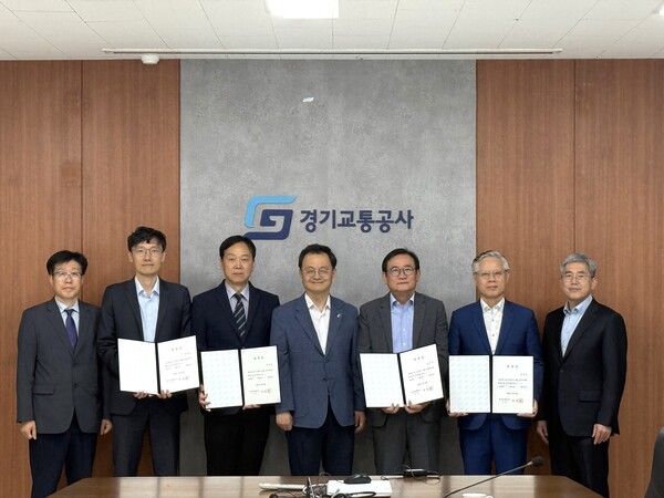 경기교통공사는 4월29일 ESG 경영위원회를 출범시키고 본격적인 활동에 들어갔다. 공사는 이날 분야별 외부전문가를 포함한 총 8명의 위원을 위촉하고, 첫 회의를 개최했다. (사진=경기교통공사)