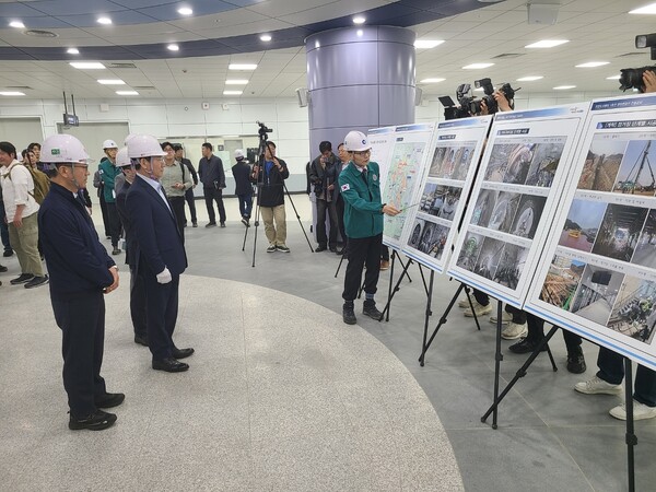 오는 6월 말 개통을 앞두고 있는 인천도시철도 1호선 검단연장선에 대한 시설물 안전 등 특별점검이 이뤄졌다. 사진은 유정복 시장이 아라역사에서 관계자로부터 브리핑을 받고 있다.(사진=김성웅 기자)