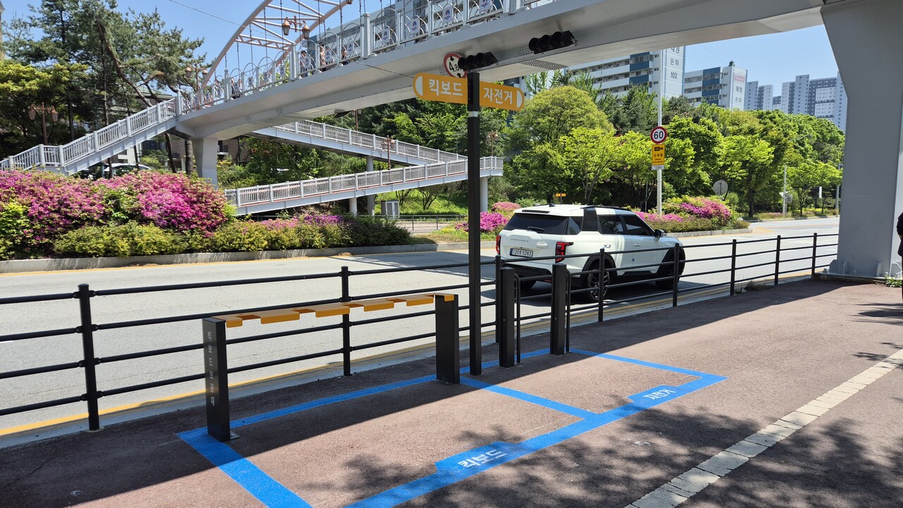 평택시는 4월29일 7개 PM(개인형 이동장치) 운영업체와 간담회를 열고 보행환경 개선을 위한 실효성 있는 대책 마련에 나섰다. 사진은 PM 전용 주차구역. (사진=평택시)