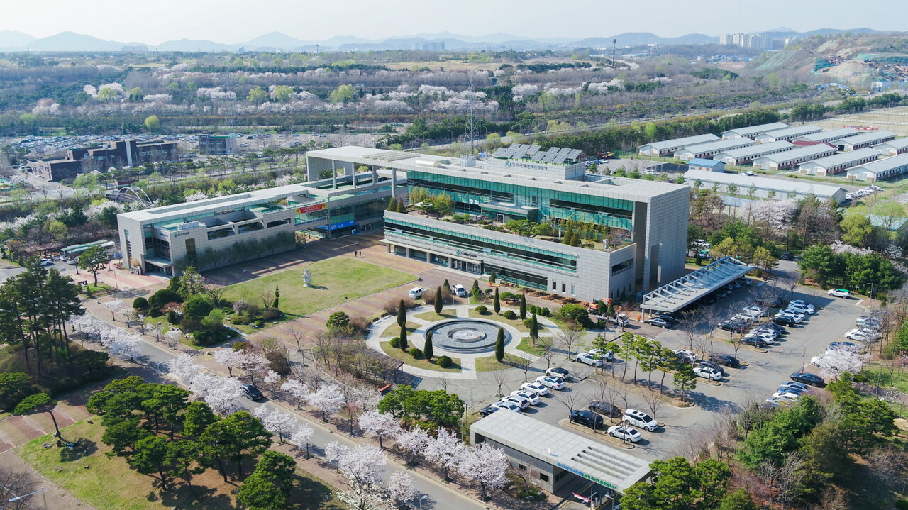 수도권매립지관리공사는 4월30일 2024년 온실가스 국제감축사업 과정에서 발생한 항공 탄소배출량 93톤 전량을 보유 중인 국제 탄소배출권(CERs)으로 상쇄 신청했다고 밝혔다. (사진=수도권매립지공사)