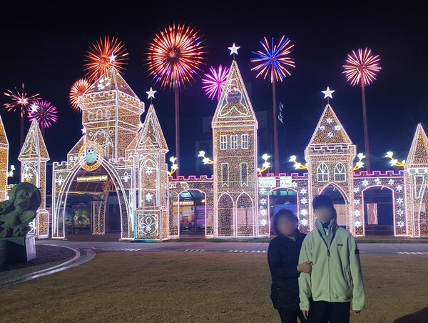 자원봉사애원은 모나 용평과 함께 기초생활수급자, 차상위계층, 틈새계층, 장애가정, 한부모가정, 새터민 가정 등 총 50가정을 선정해 무료 숙박권과 발왕산 케이블카 이용권을 지원하는 '2025 모나 용평 숙박권 지원사업'을 진행하고 있다.(사진=자원봉사애원)