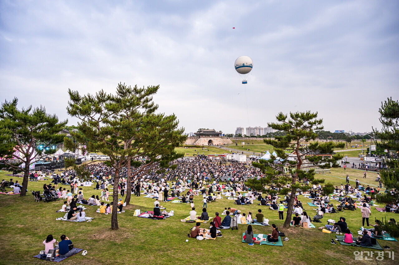 수원지역 만세운동이 있었던 수원화성 연무대를 시민들이 자유롭게 즐기고 있는 모습. (사진=수원시)